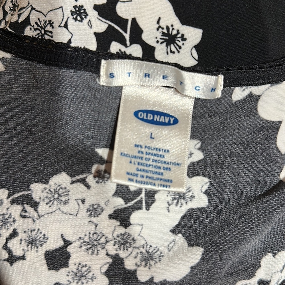Old Navy Stretchy V Neck Short Sleeve Black and White Floral Blouse - Picture 9 of 9